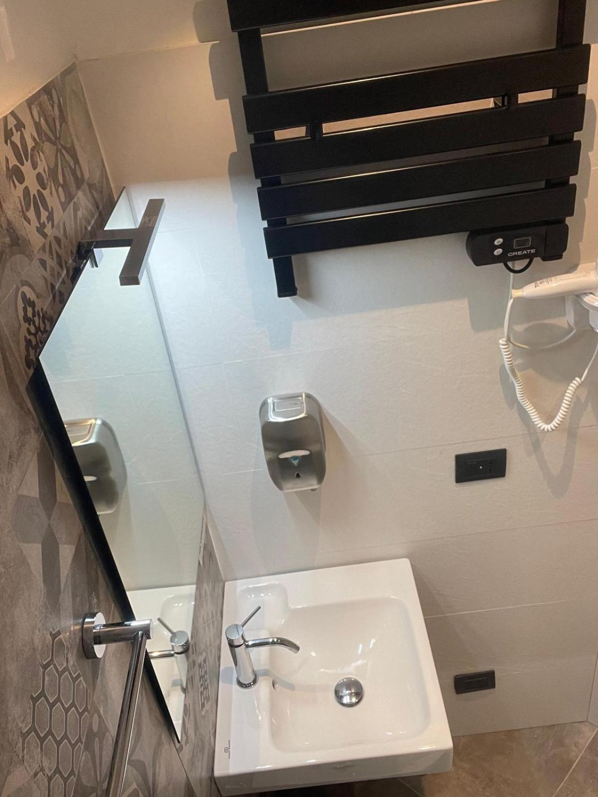 Drooms 4,0 Domotic Smart Self 24h,7 Vicino Treni Porta Susa E Centro Storico Guest house *